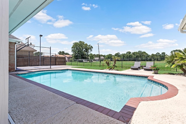 view of swimming pool