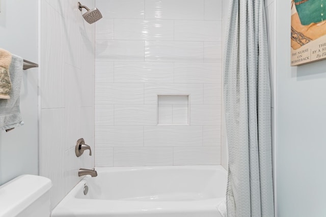 bathroom featuring toilet and shower / tub combo