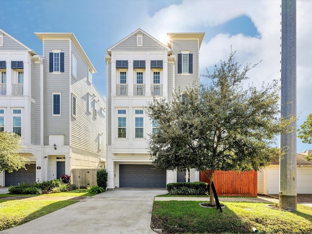 view of front of house featuring a front lawn and a garage