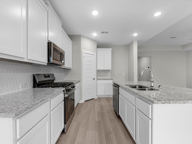 kitchen featuring visible vents, recessed lighting, appliances with stainless steel finishes, light wood-style floors, and a sink