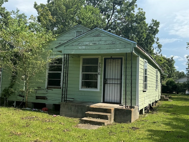 view of front of home featuring a front yard