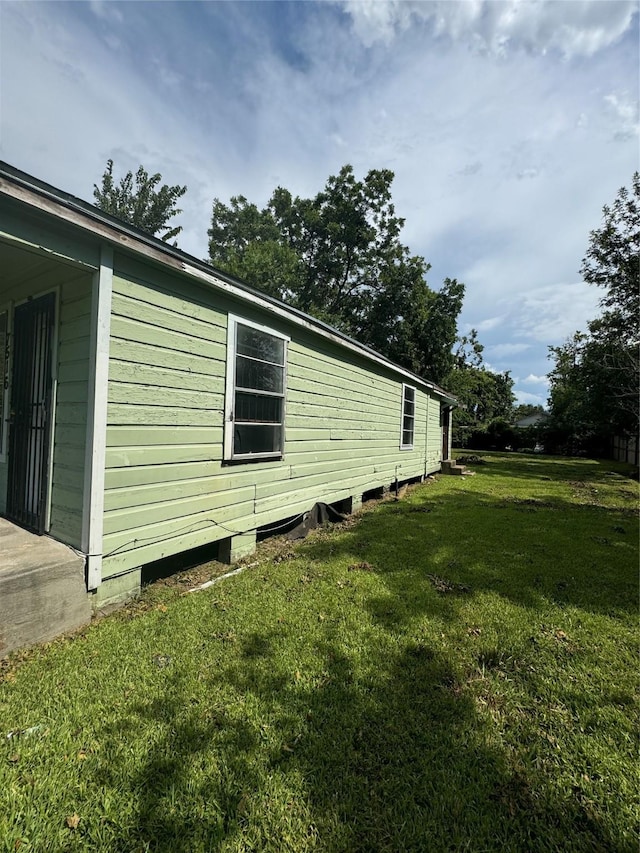 view of side of property featuring a lawn