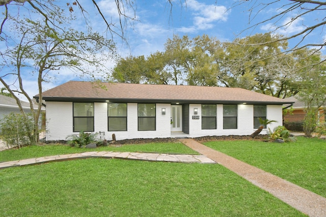 ranch-style house featuring a front lawn