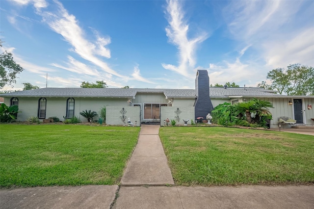 ranch-style house featuring a front yard