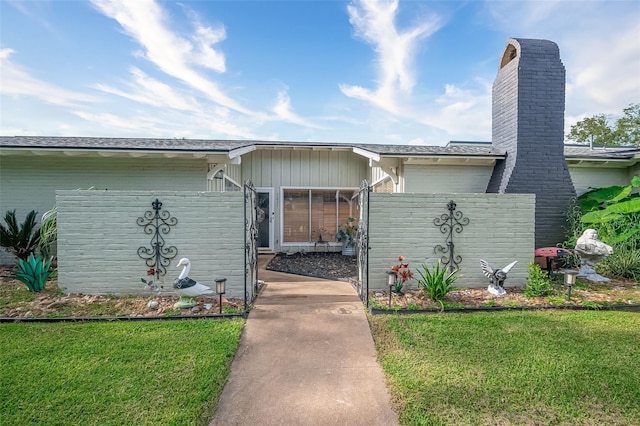 ranch-style home with a front lawn