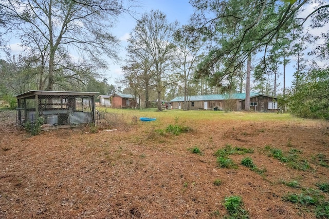 view of yard featuring an outdoor structure