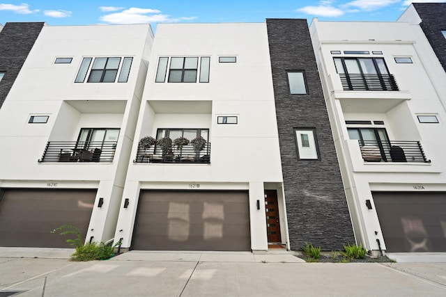 view of front of property featuring a balcony