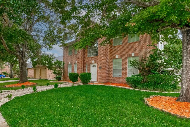 colonial home featuring a front lawn