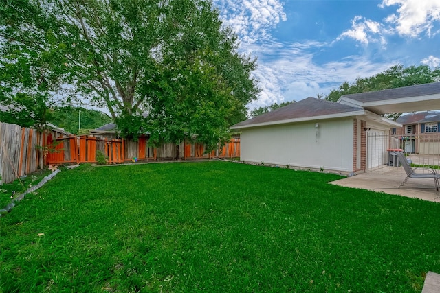 view of yard featuring a patio area