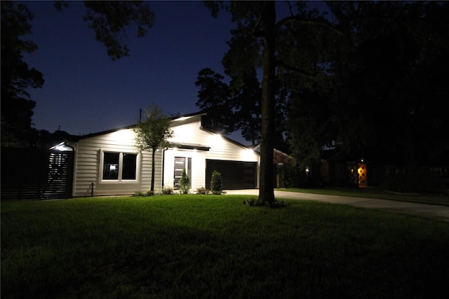 view of front facade featuring a garage and a yard