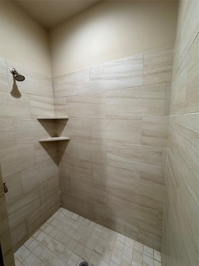 bathroom featuring tiled shower