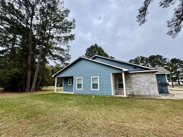 view of front of house featuring a front lawn