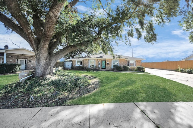 single story home with a front yard