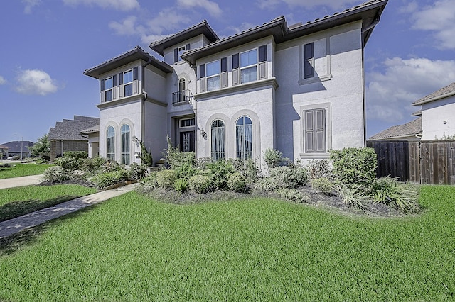 view of front of home featuring a front yard