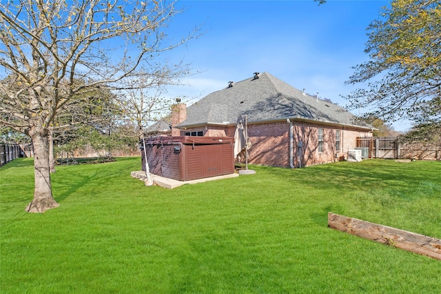 view of yard featuring a hot tub