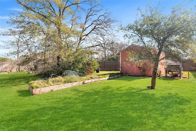 view of yard featuring an outdoor structure