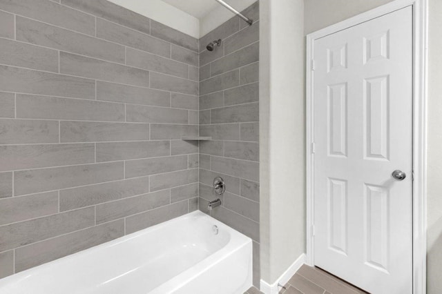 bathroom featuring tiled shower / bath