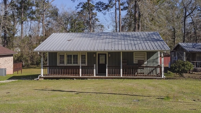 view of front of house featuring a front lawn