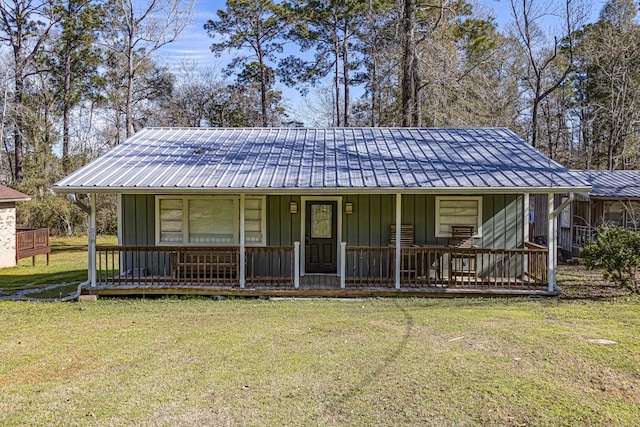 farmhouse-style home featuring a front lawn and a porch