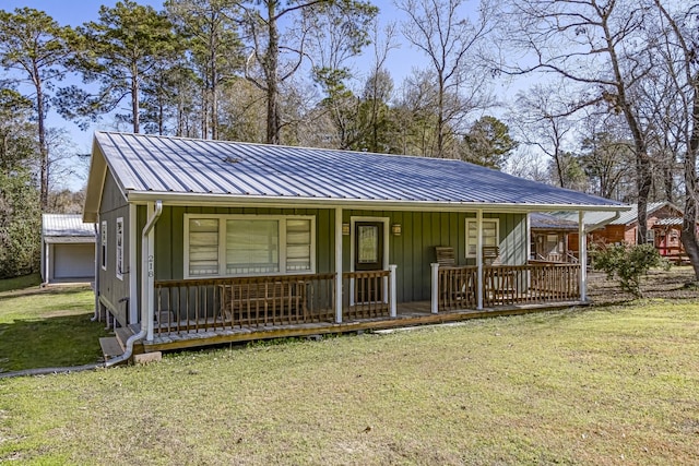 view of front facade featuring a front yard and a porch