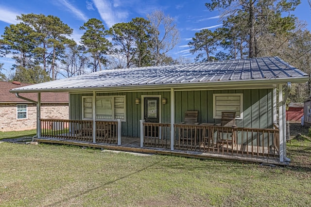 view of front facade featuring a front lawn and covered porch