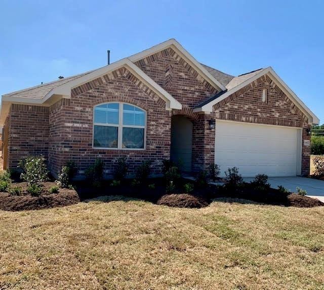 view of front of home with a front yard and a garage