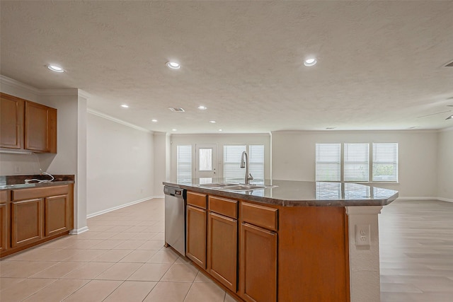 kitchen featuring crown molding, sink, stainless steel dishwasher, ceiling fan, and an island with sink