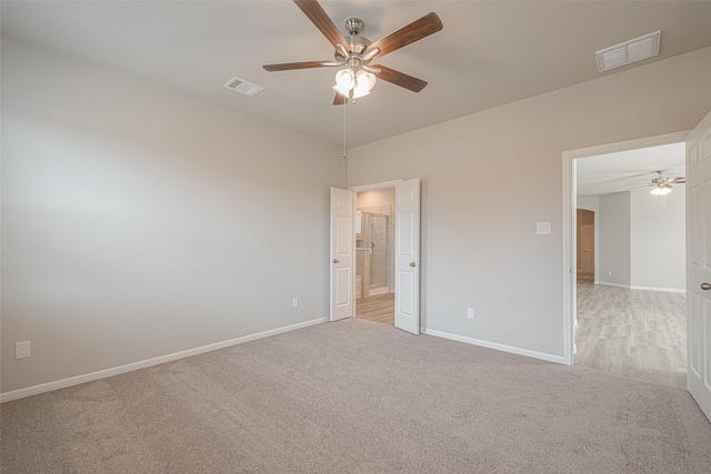 carpeted empty room featuring ceiling fan