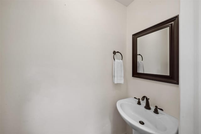 bathroom featuring sink