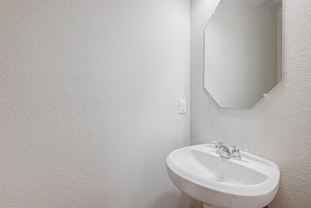 bathroom featuring sink