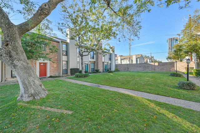 view of property's community featuring a lawn