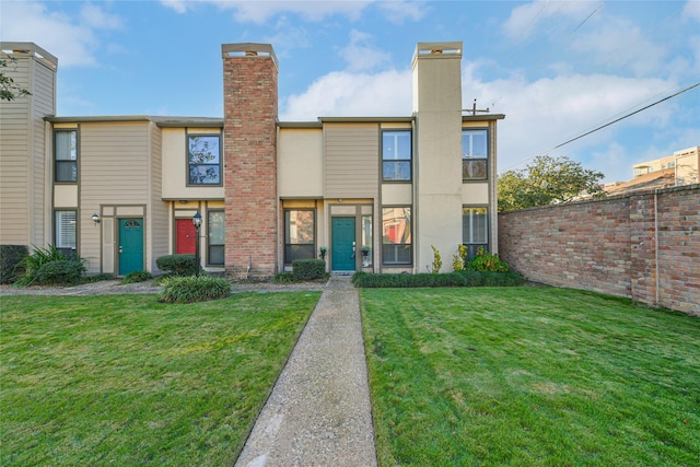 view of front of house featuring a front lawn