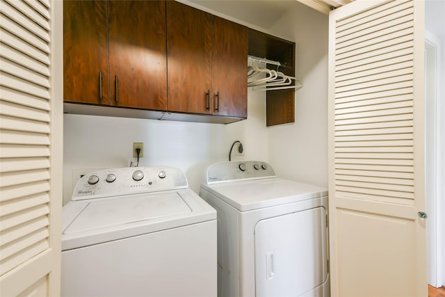 laundry room featuring cabinets and independent washer and dryer