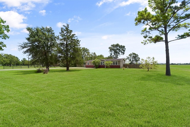 view of yard featuring a rural view