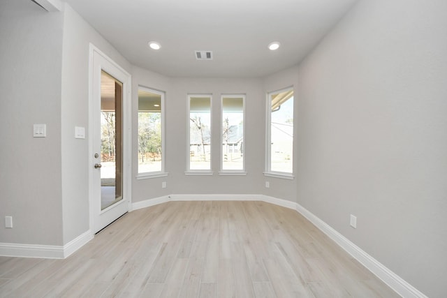 interior space with light wood-type flooring, visible vents, baseboards, and recessed lighting