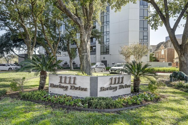 community sign featuring a lawn