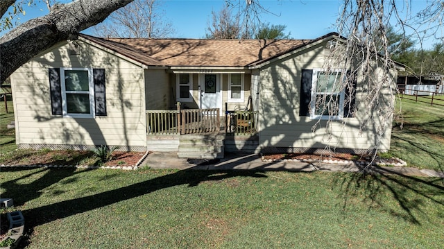 view of front of property featuring a porch and a front lawn