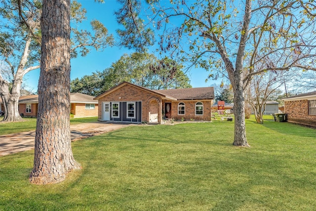 ranch-style home featuring a front lawn