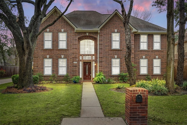 view of front of house featuring a yard