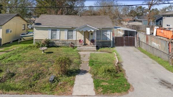 bungalow-style house featuring a front lawn