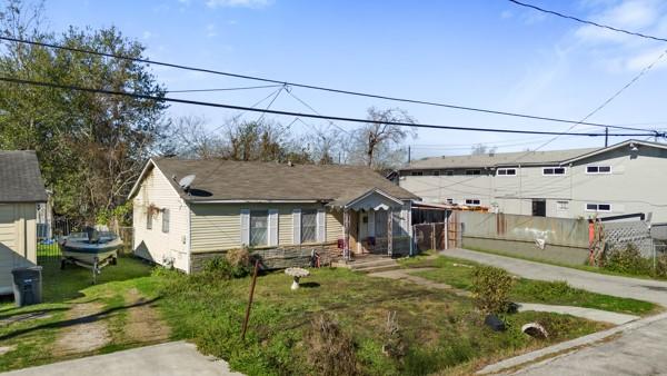 view of front facade featuring a front lawn