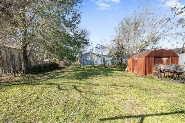 view of yard with an outdoor structure