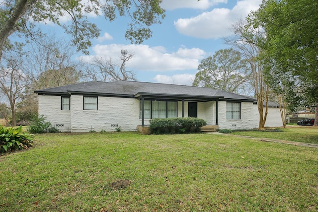 view of front facade with a front yard