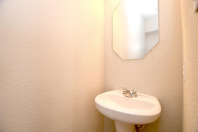 bathroom featuring sink