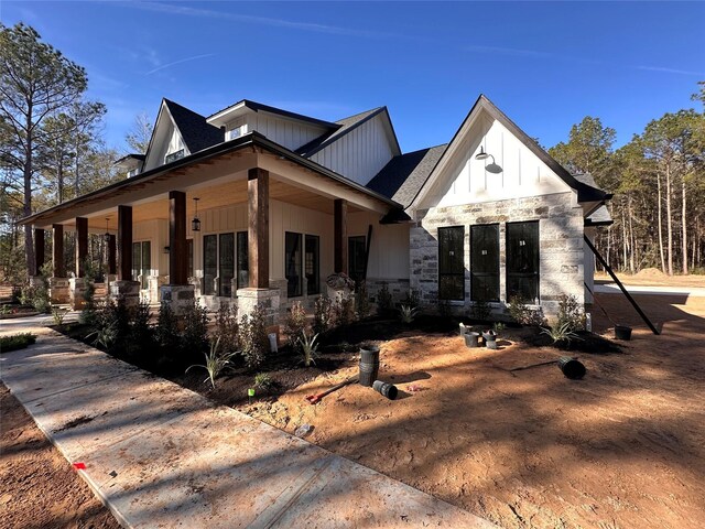 view of front facade with covered porch