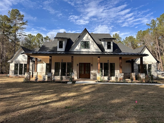 view of front of home featuring a front yard