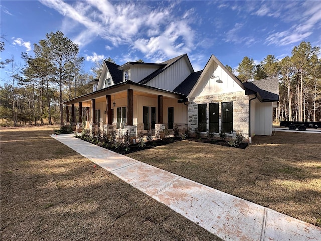 view of front of property featuring a front lawn and a porch