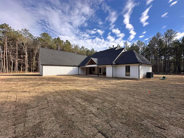 view of front facade with a front lawn and cooling unit