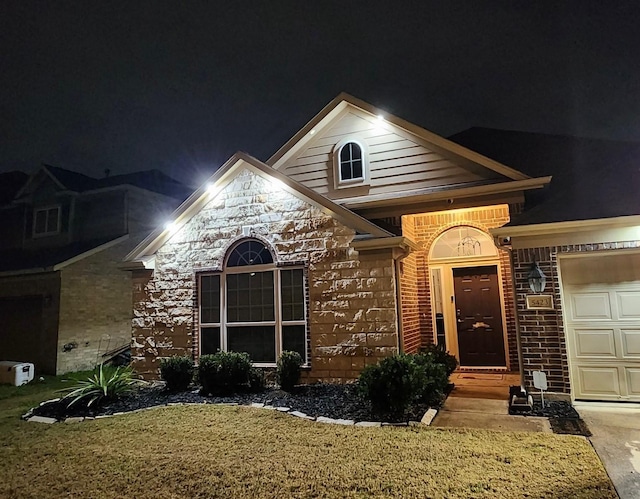 view of front facade featuring a garage and a lawn