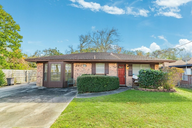 ranch-style home featuring a front lawn